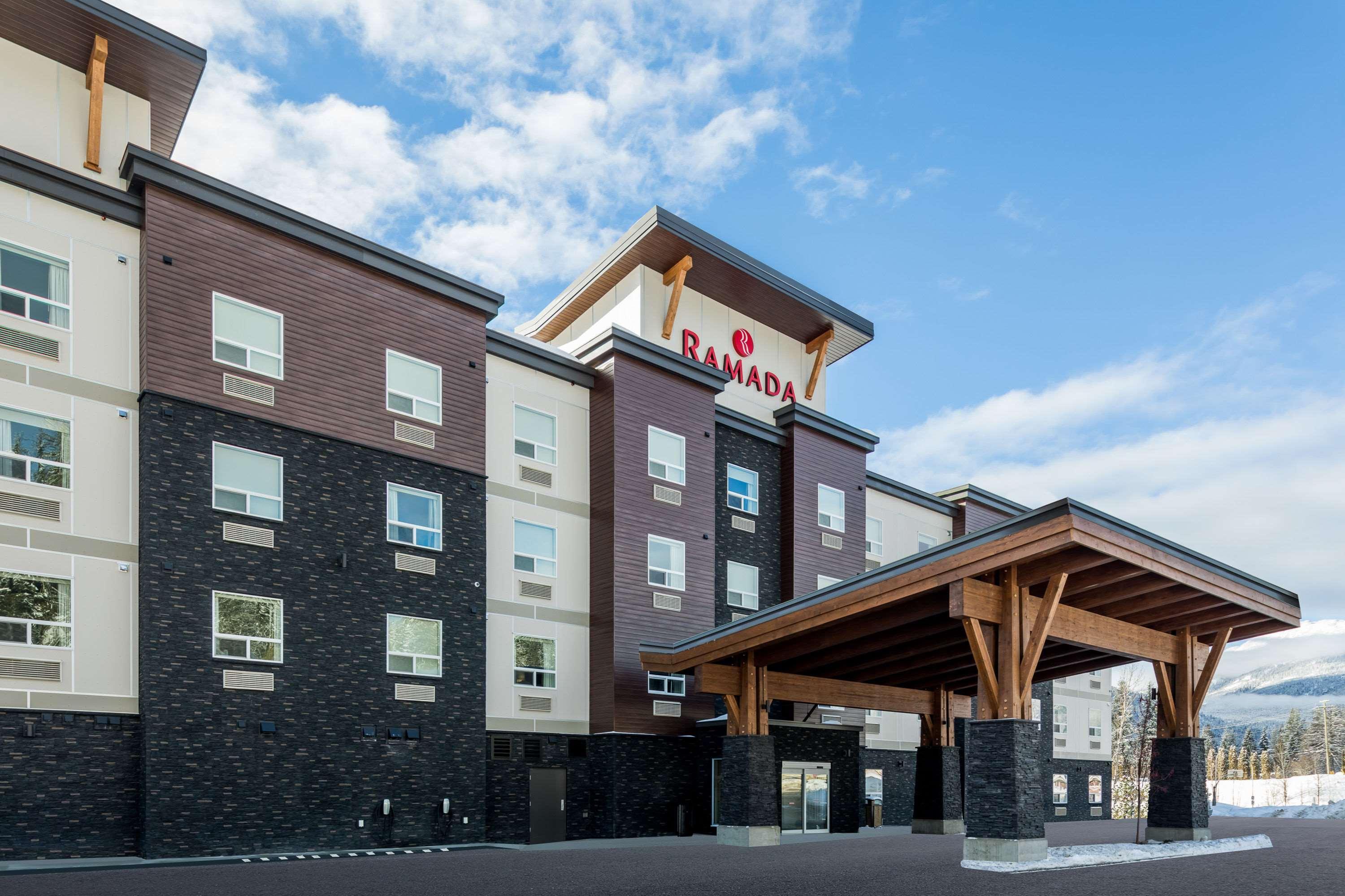 Hotel Ramada By Wyndham Revelstoke 3*