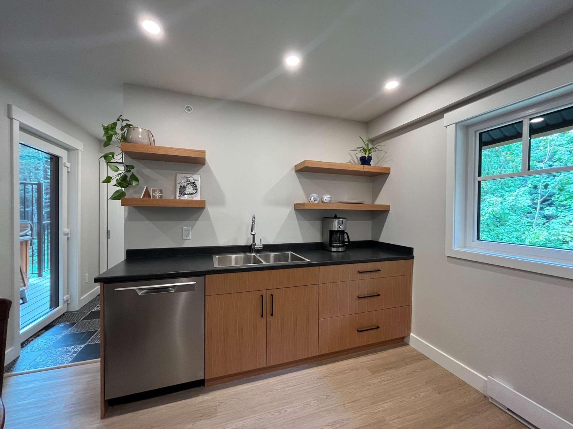 The Cedar - Secluded Mountain Retreat With Forest Views And Hot Tub * Revelstoke