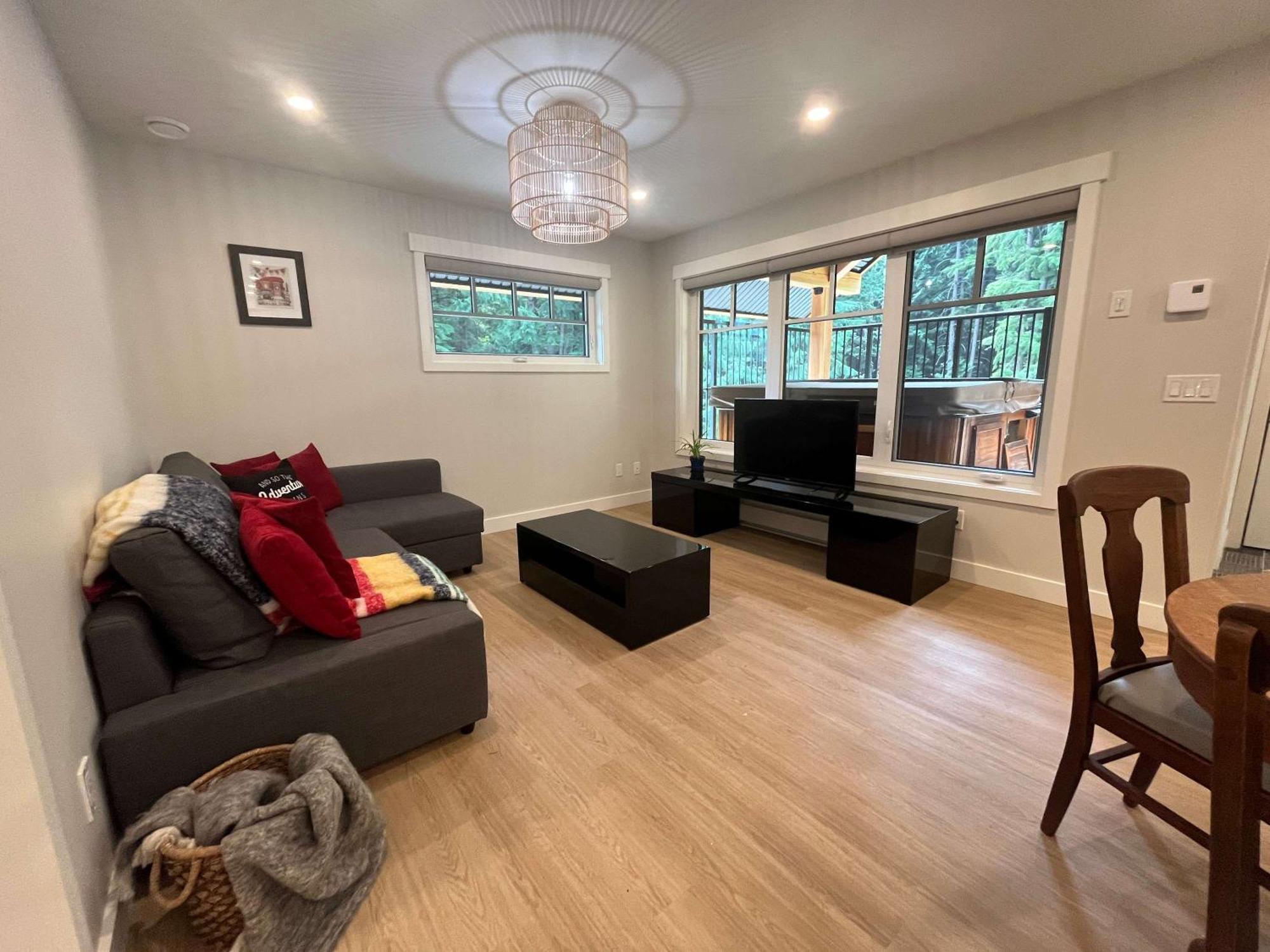 Apartment The Cedar - Secluded Mountain Retreat With Forest Views And Hot Tub Revelstoke