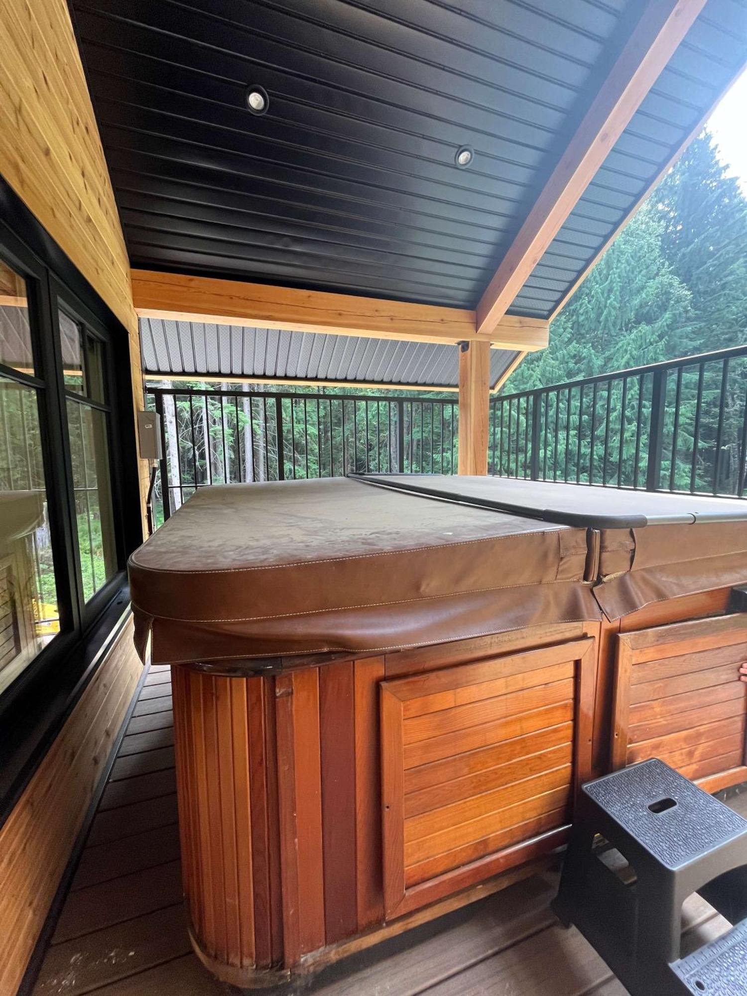 The Cedar - Secluded Mountain Retreat With Forest Views And Hot Tub Revelstoke
