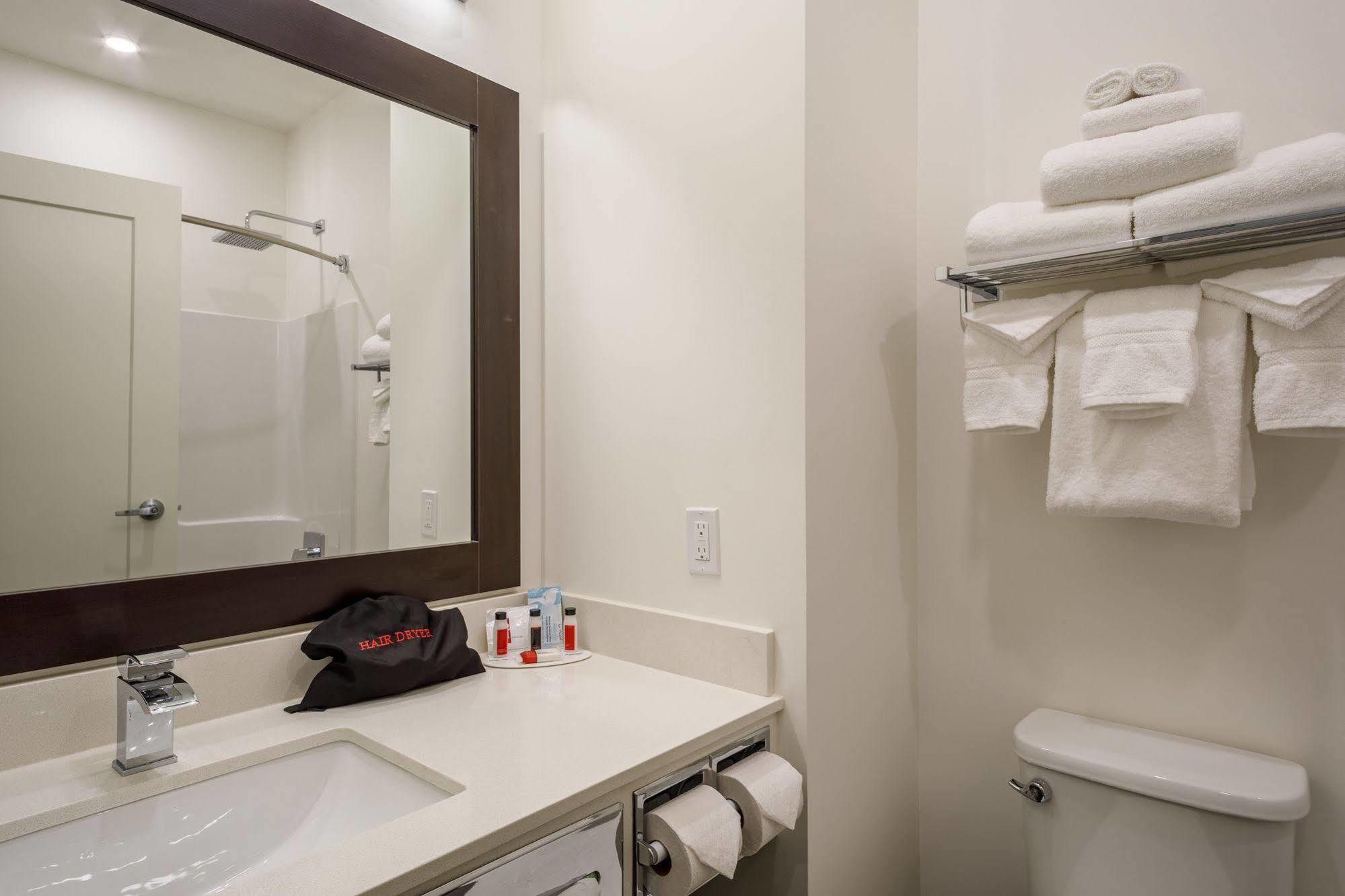Hotel Ramada By Wyndham Revelstoke 3*