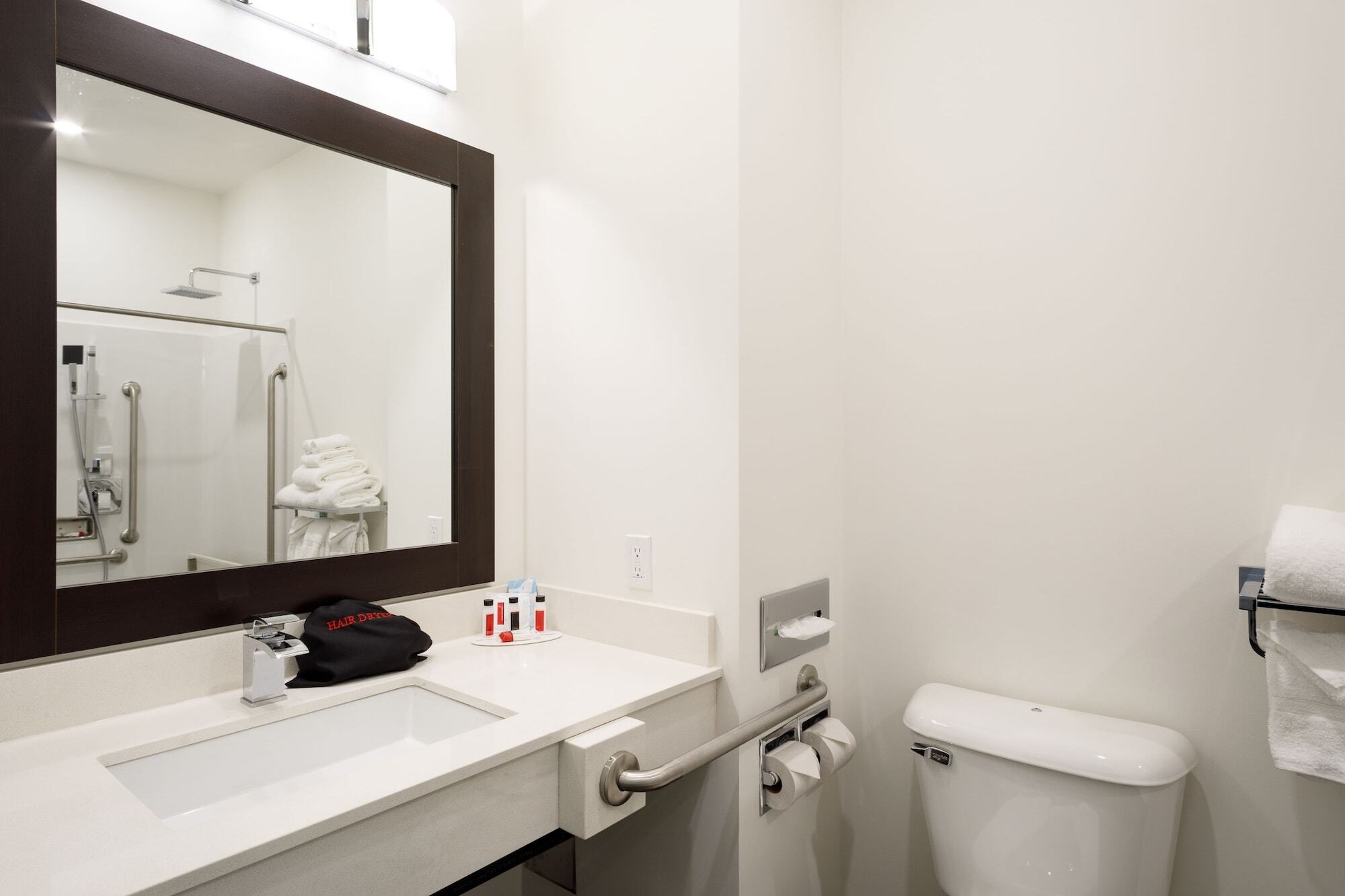 Hotel Ramada By Wyndham Revelstoke 3*
