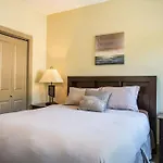 Selkirk Snug By Revelstoke Vacations