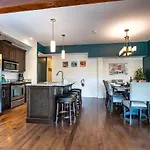 Downunder Mountain Retreat By Revelstoke Vacations
