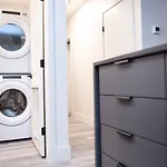 Selkirk Staytion - Stylish Condo With Hot Tub