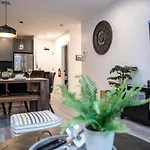 Selkirk Staytion - Stylish Condo With Hot Tub