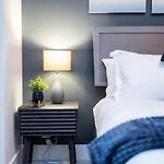 Selkirk Staytion - Stylish Condo With Hot Tub