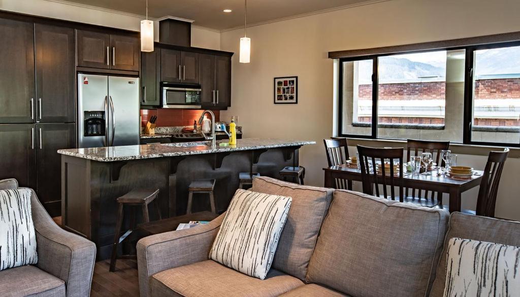 Lux Downtown By Vacations Apartment