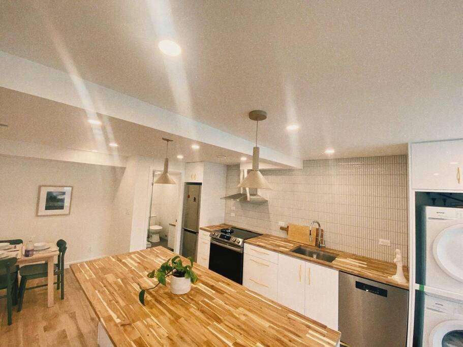 The Burrow - Downtown Apartment *