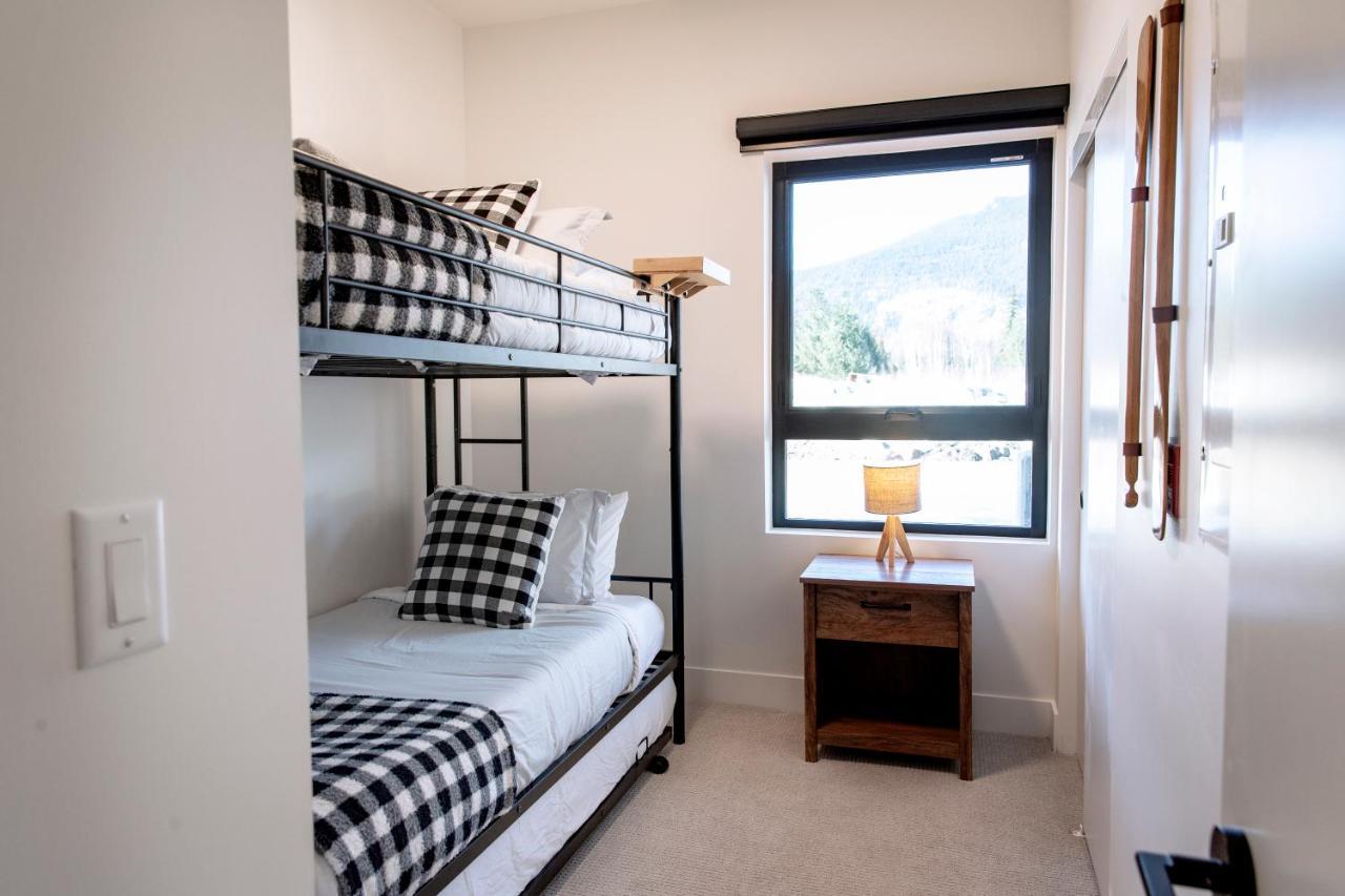Monashee Sunshine - With Private Hot Tub