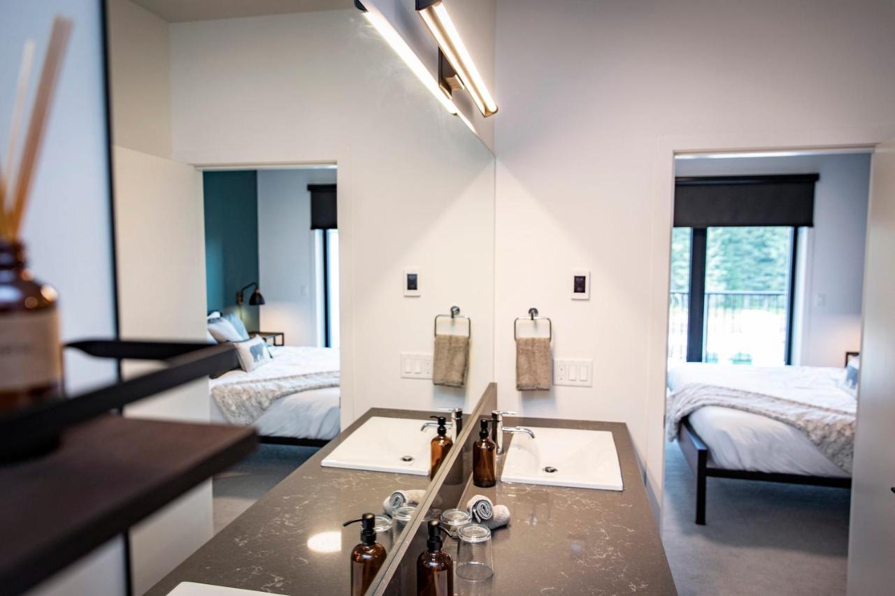 The Three Bear Penthouse - With Hot Tub Revelstoke