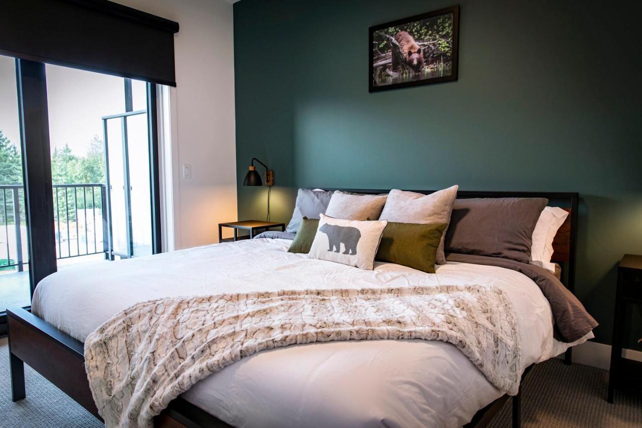 The Three Bear Penthouse - With Hot Tub * Revelstoke