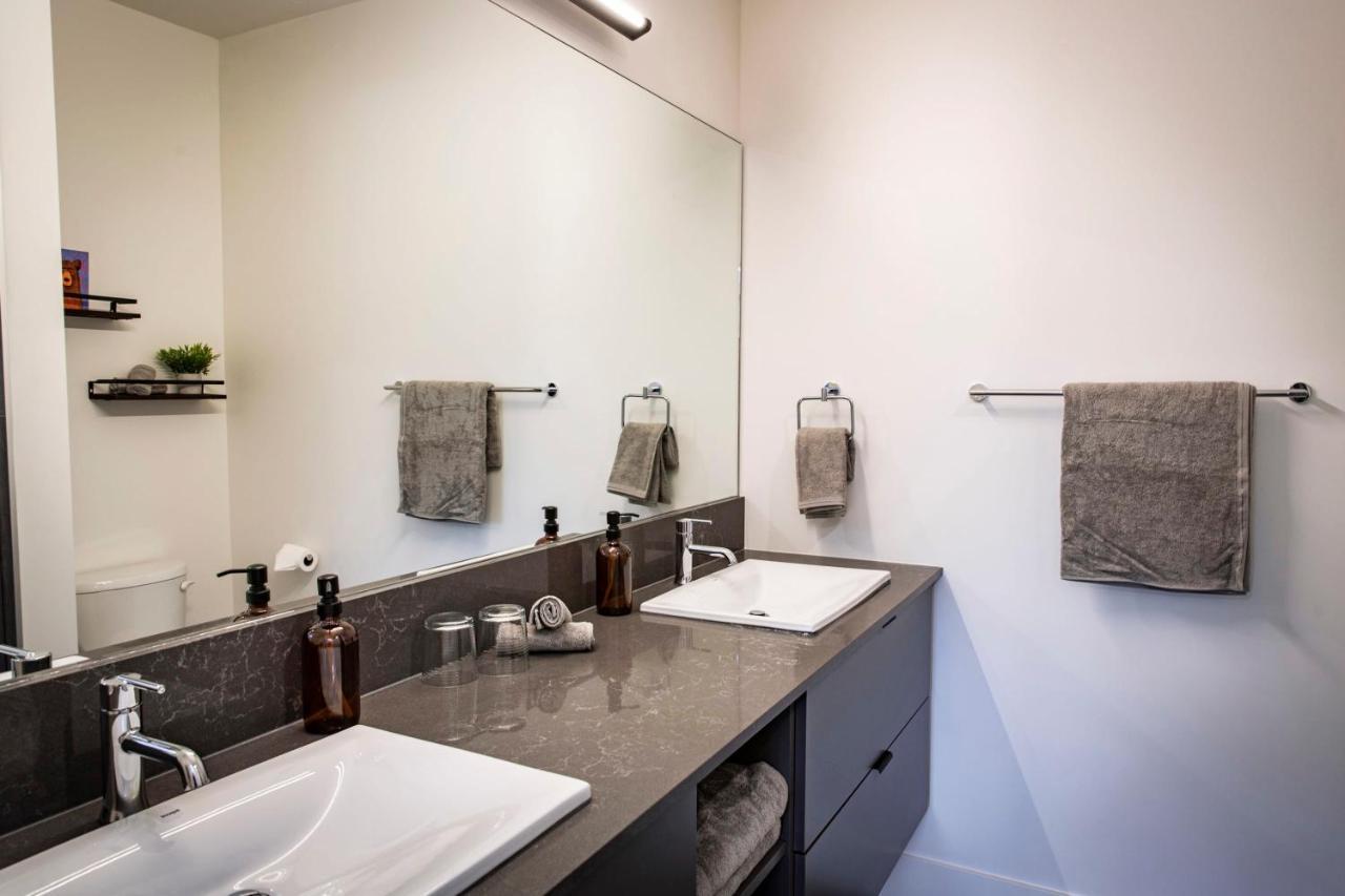 The Three Bear Penthouse - With Hot Tub * Revelstoke
