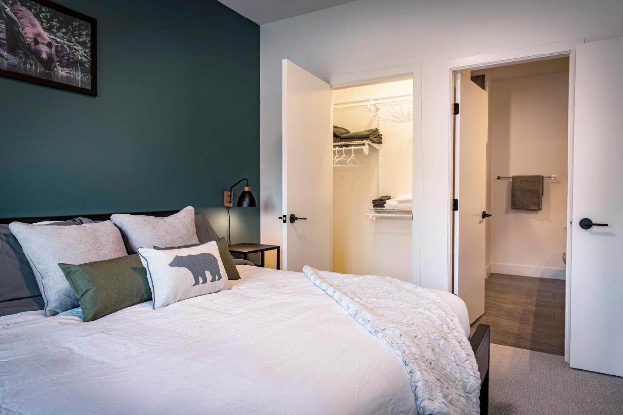 The Three Bear Penthouse - With Hot Tub Revelstoke