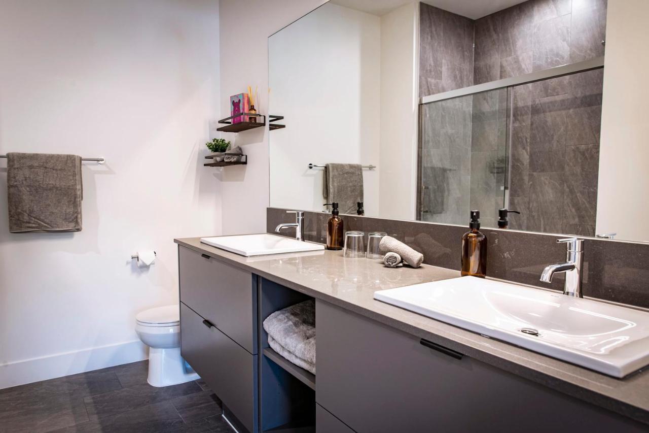 The Three Bear Penthouse - With Hot Tub Revelstoke