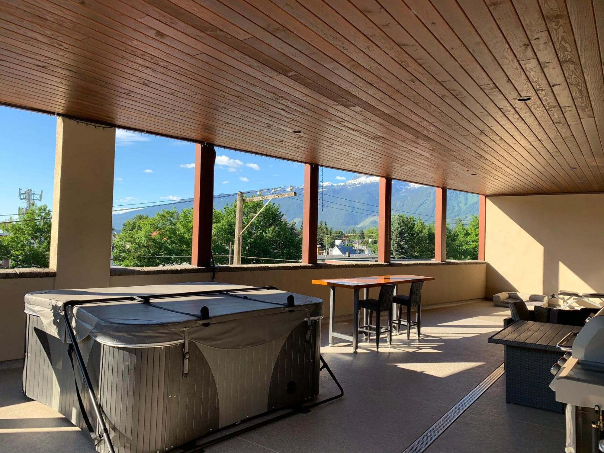 Lily Glacier - Rare Downtown Location Holiday home *