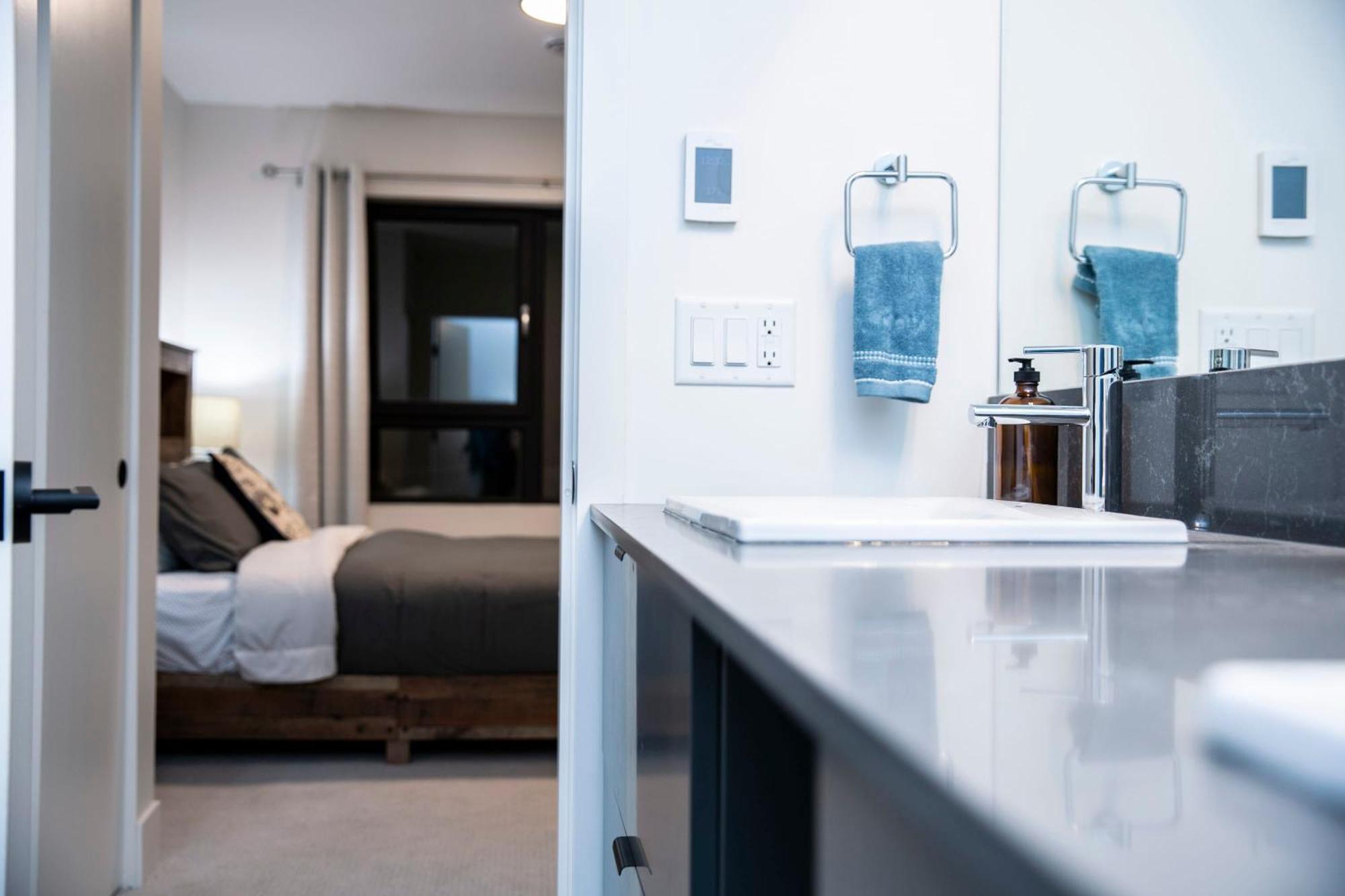Marvel - Two Bedroom With Hot Tub * Revelstoke