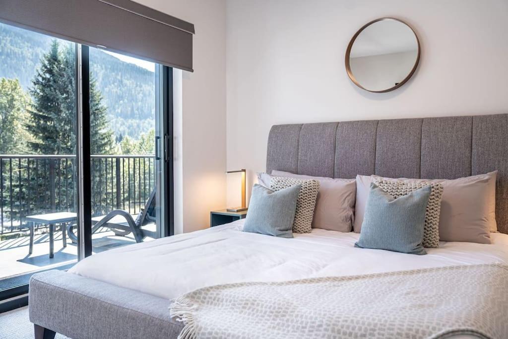 Stoked Penthouse- Panoramic View, Private Hot Tub Apartment Revelstoke