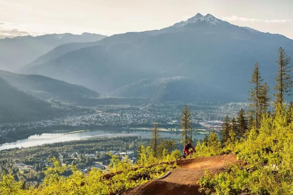 Stoked Penthouse- Panoramic View, Private Hot Tub Revelstoke