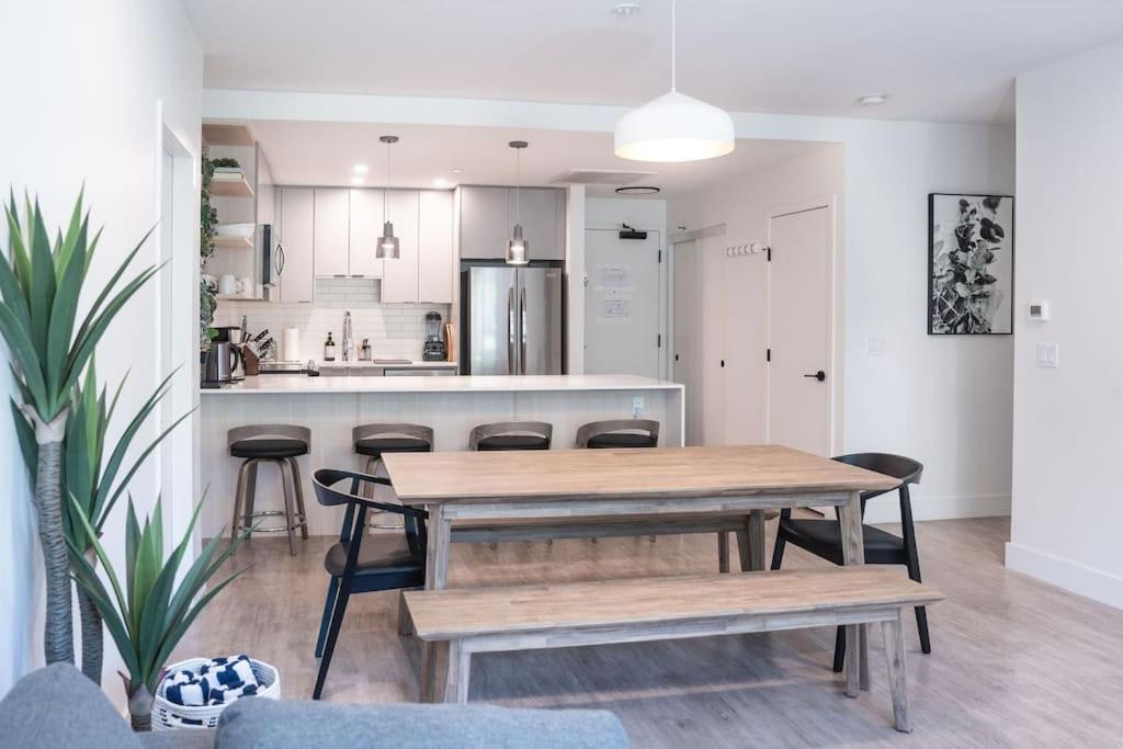 Stoked Penthouse- Panoramic View, Private Hot Tub Apartment
