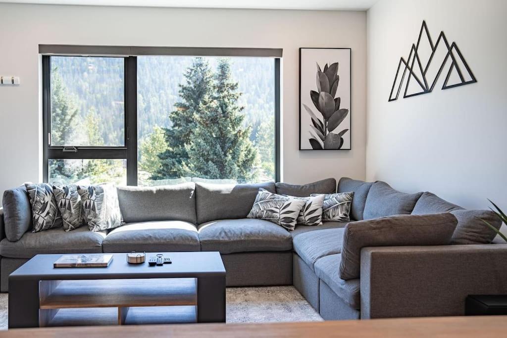 Stoked Penthouse- Panoramic View, Private Hot Tub Apartment Revelstoke
