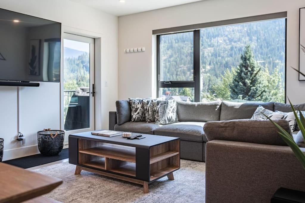 Stoked Penthouse- Panoramic View, Private Hot Tub Apartment