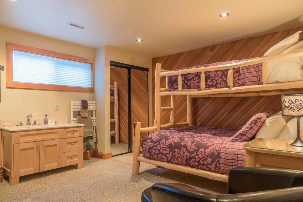 Holiday home House Luxury Log House At Base Of