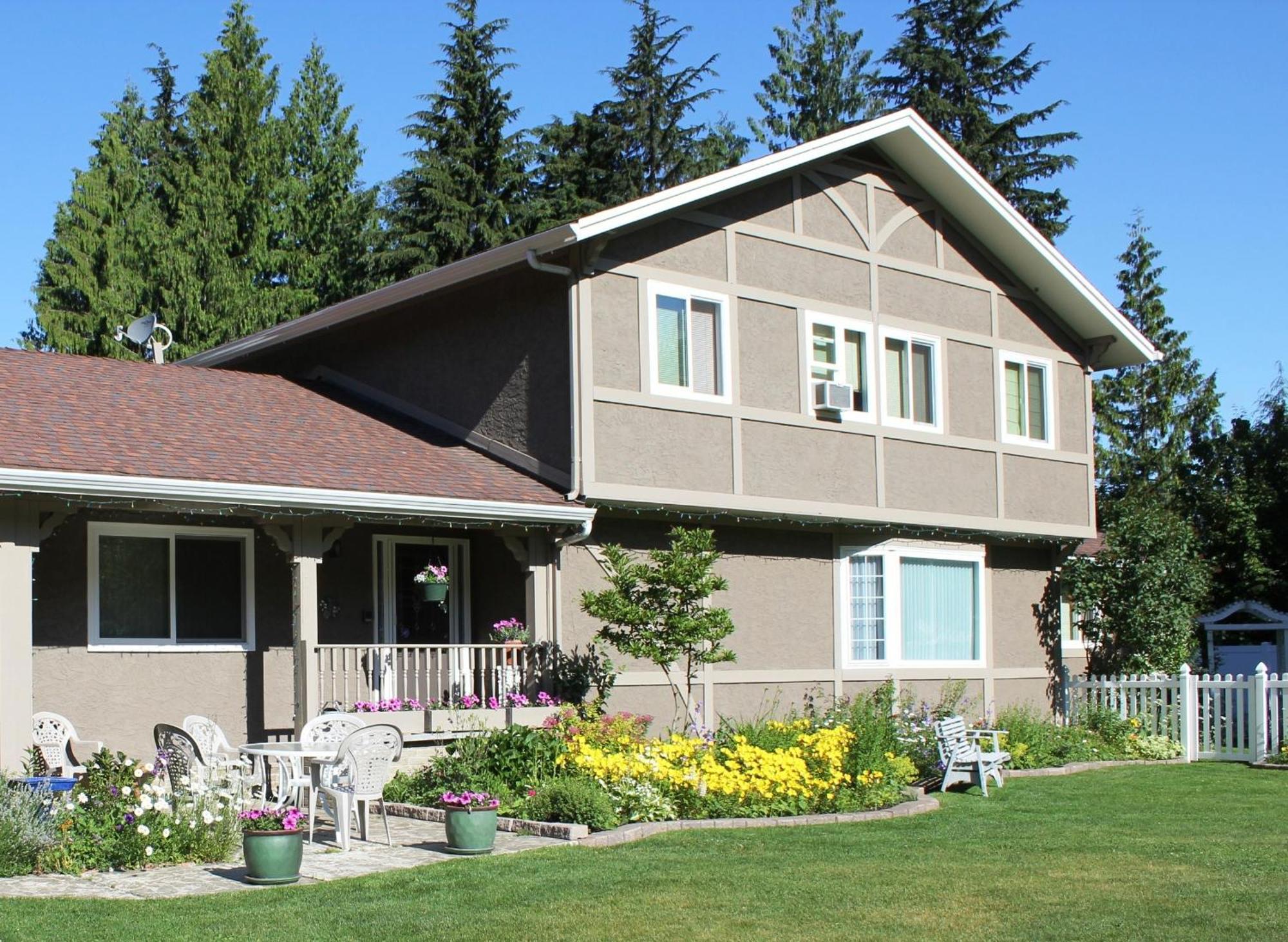 Alpenrose Revelstoke Bed & Breakfast Bed & Breakfast