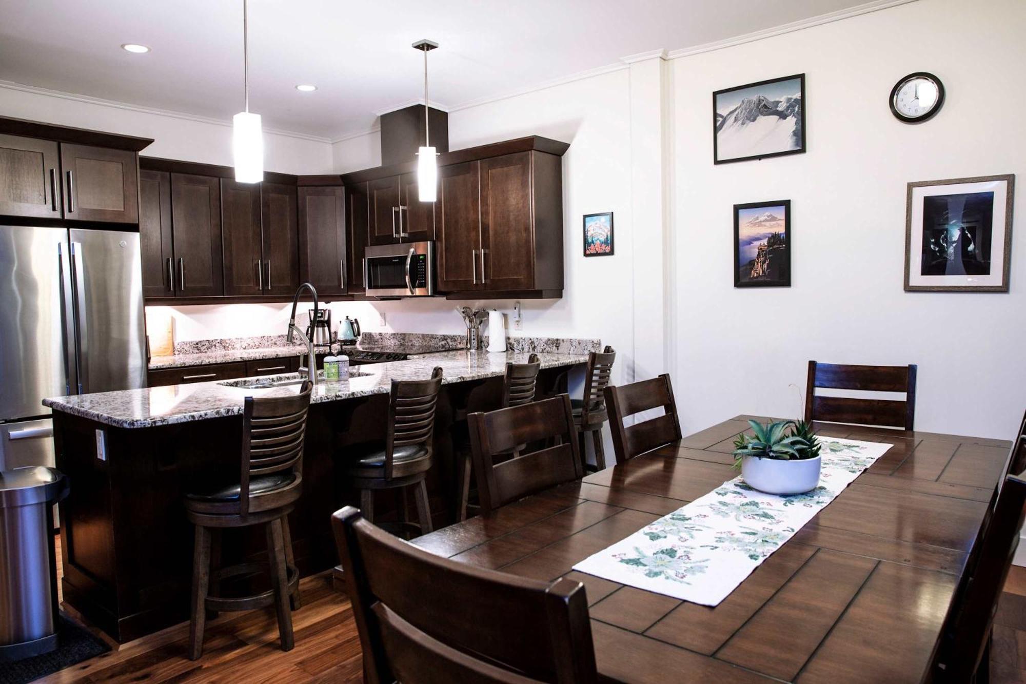 Lily Glacier - Rare Downtown Location Revelstoke