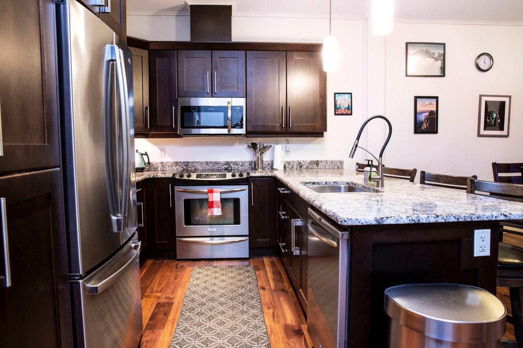 Lily Glacier - Rare Downtown Location * Revelstoke