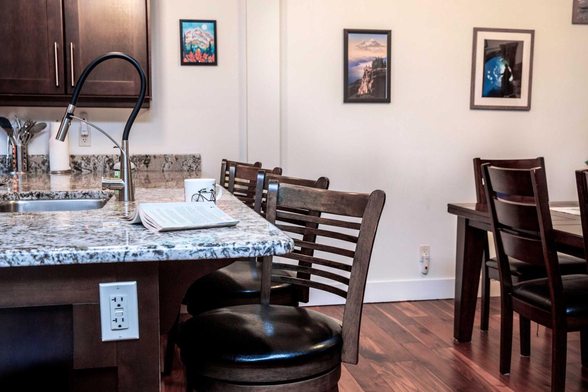 Lily Glacier - Rare Downtown Location Revelstoke