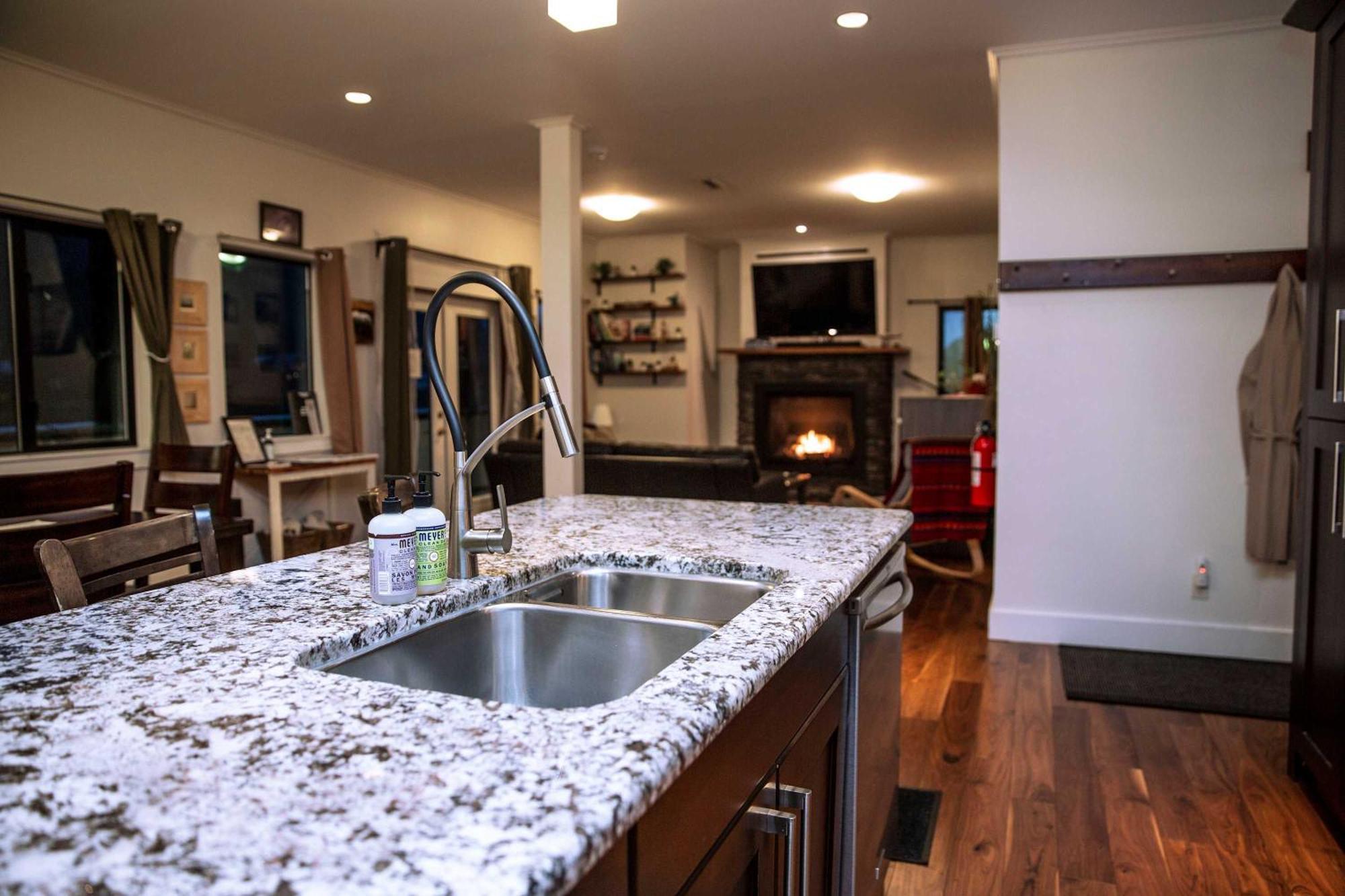 Lily Glacier - Rare Downtown Location Holiday home