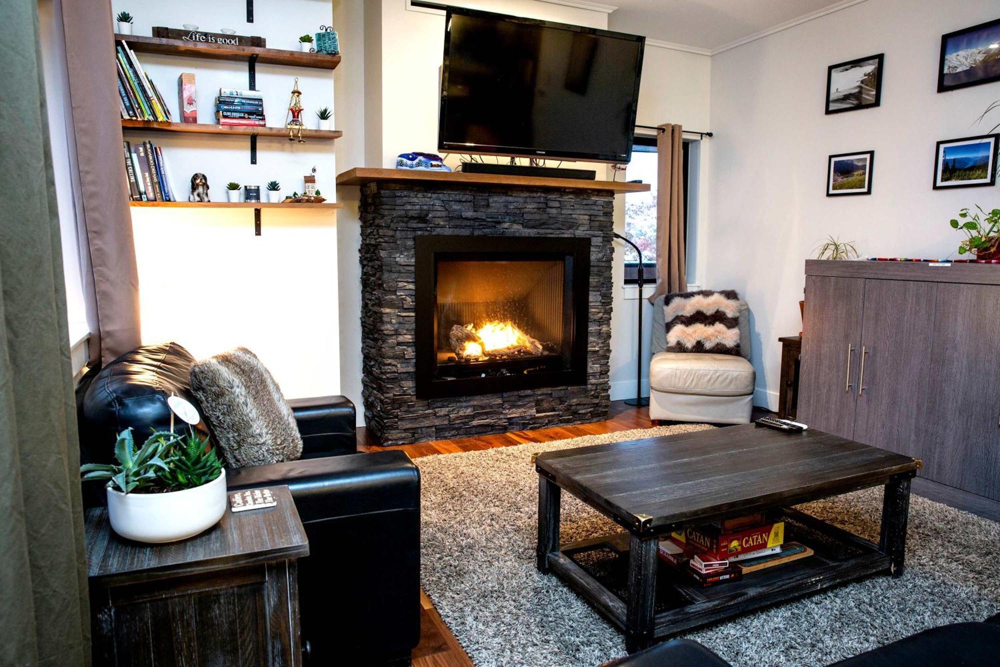 Lily Glacier - Rare Downtown Location Holiday home *