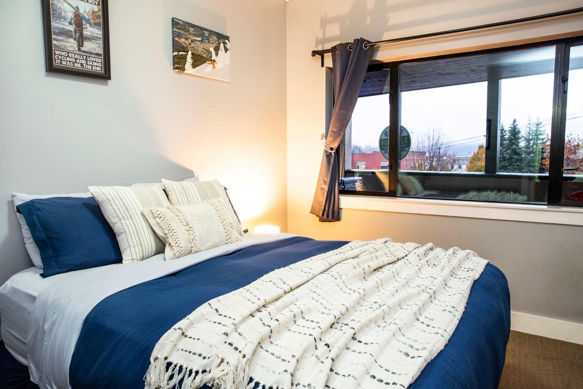 Lily Glacier - Rare Downtown Location * Revelstoke