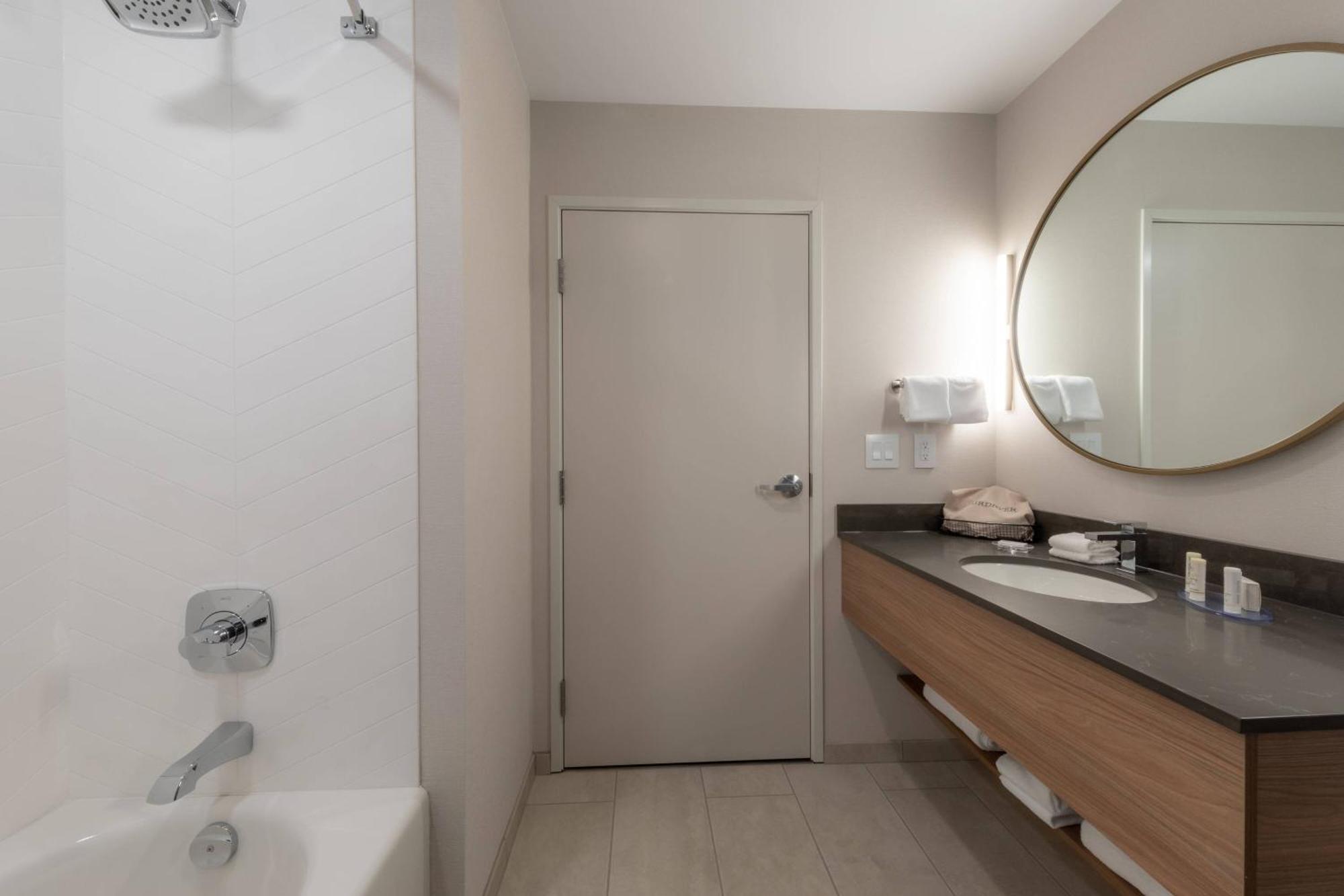 Fairfield By Marriott & Hotel