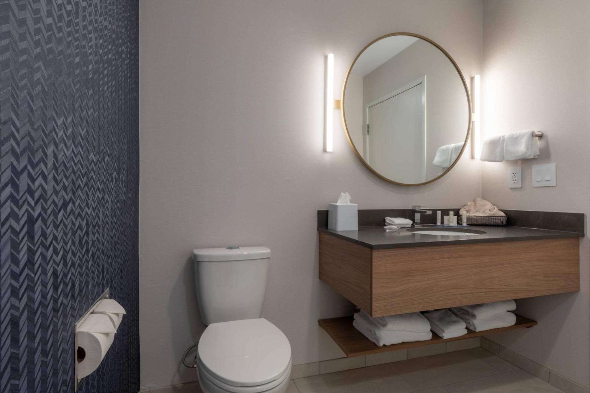 Fairfield By Marriott & 2*
