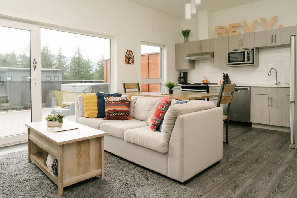 The Nest - With Hot Tub & Bbq Revelstoke
