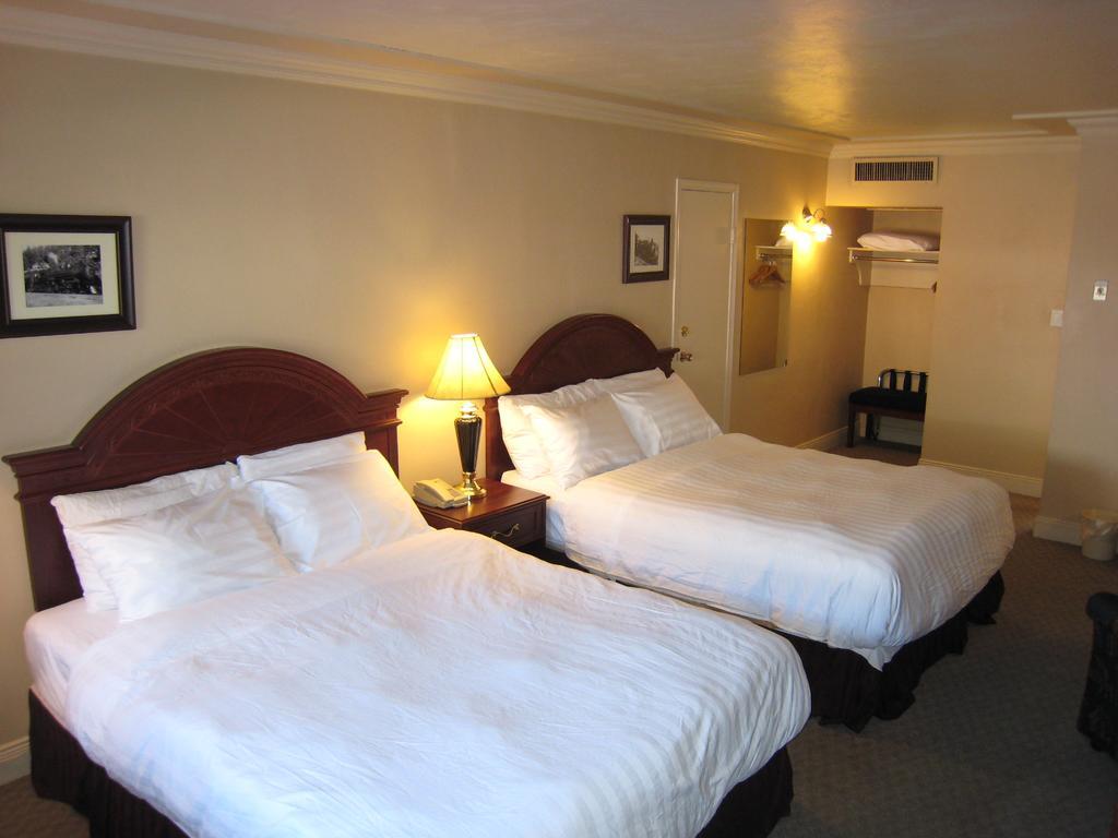 Motel Revelstoke Lodge 2*