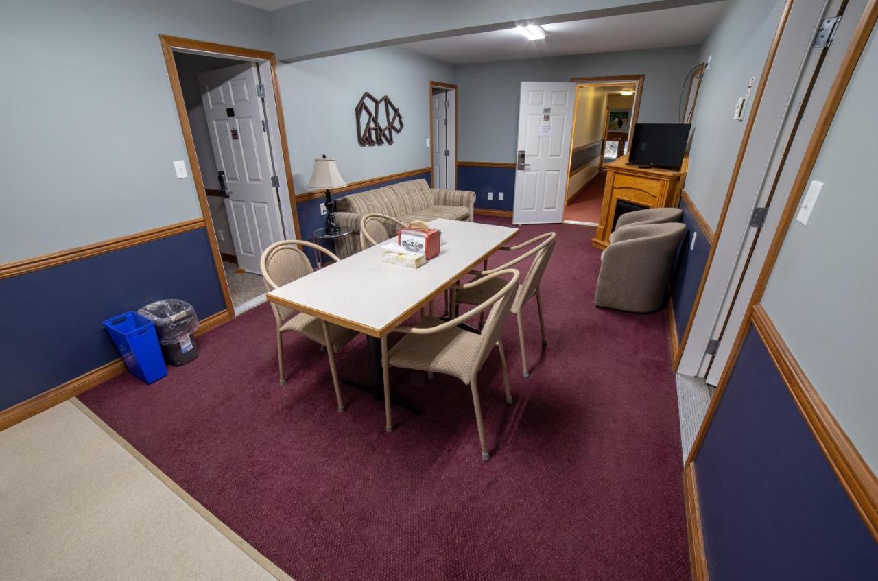 Peaks Lodge *