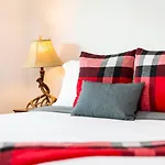 The Shred Shack - Stylish Revelstoke Condo