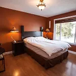7 Acres Bed & Breakfast