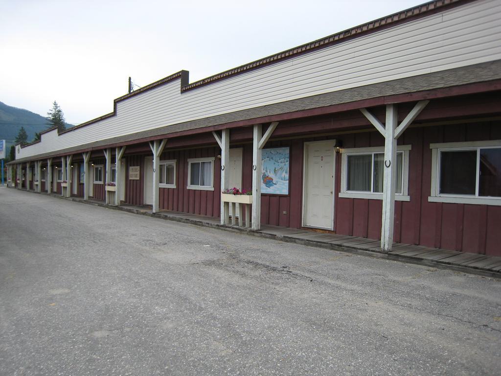 Frontier Motel 2*