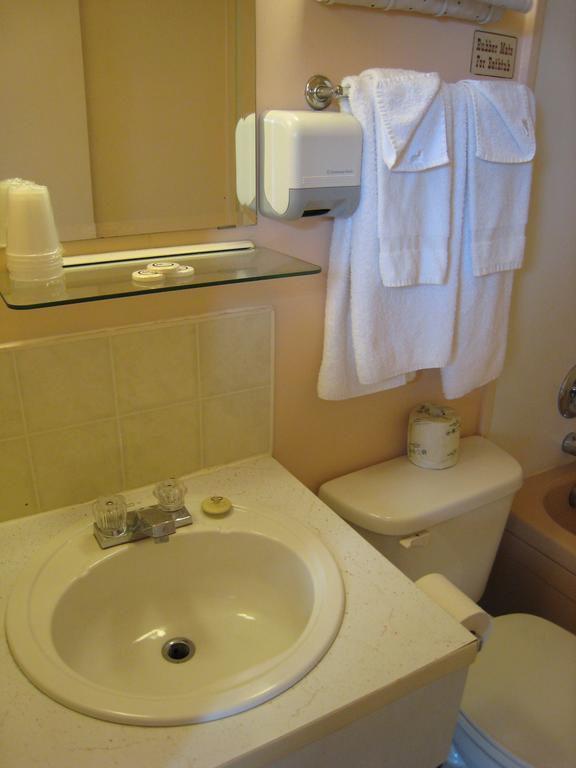 Frontier Motel 2*