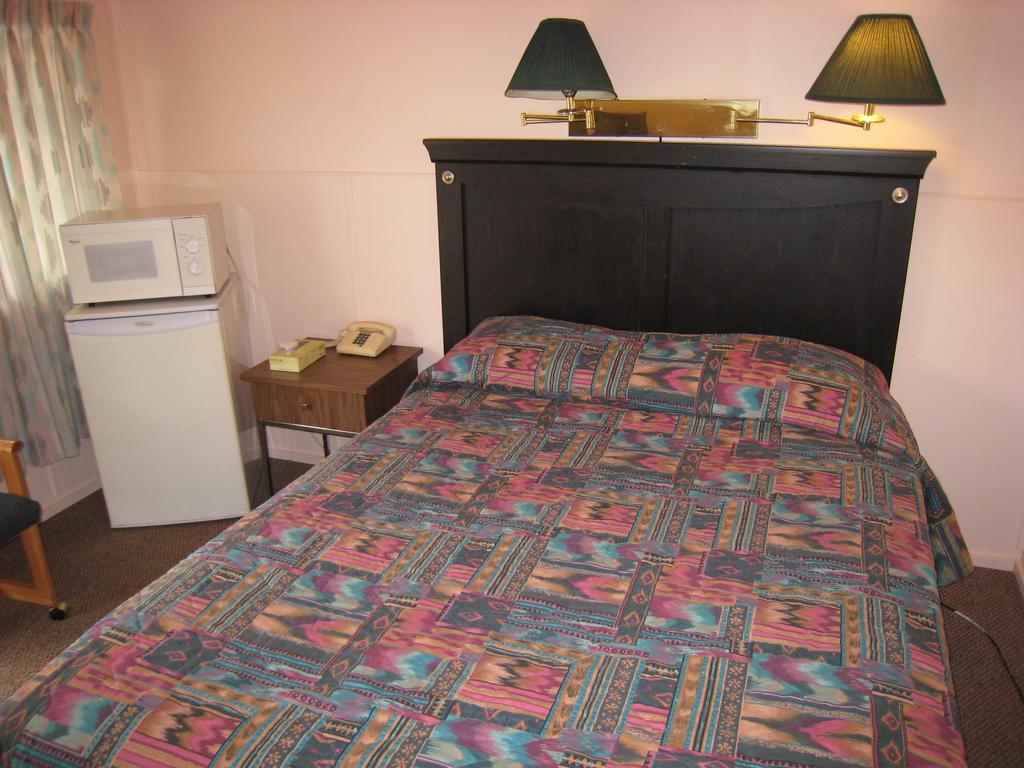 Frontier Motel 2*