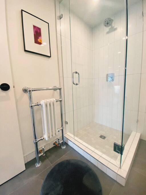 The Burrow - Downtown Apartment