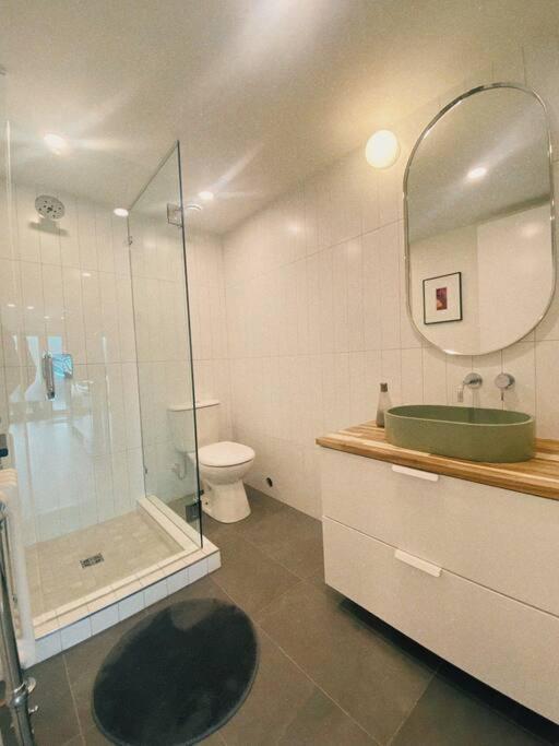 The Burrow - Downtown Apartment *