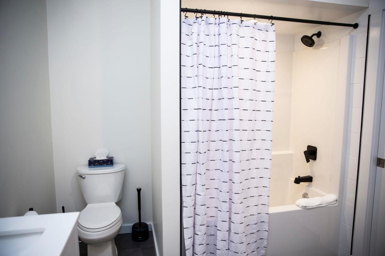 The Stellar - Cozy 2 Bedroom With Hot Tub Revelstoke