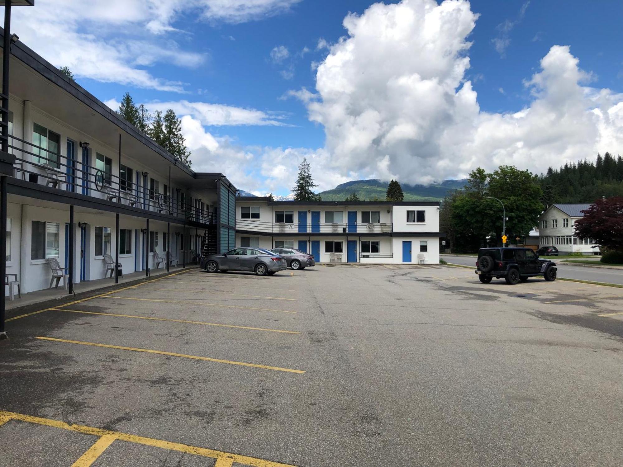 Motel Revelstoke Lodge 2*
