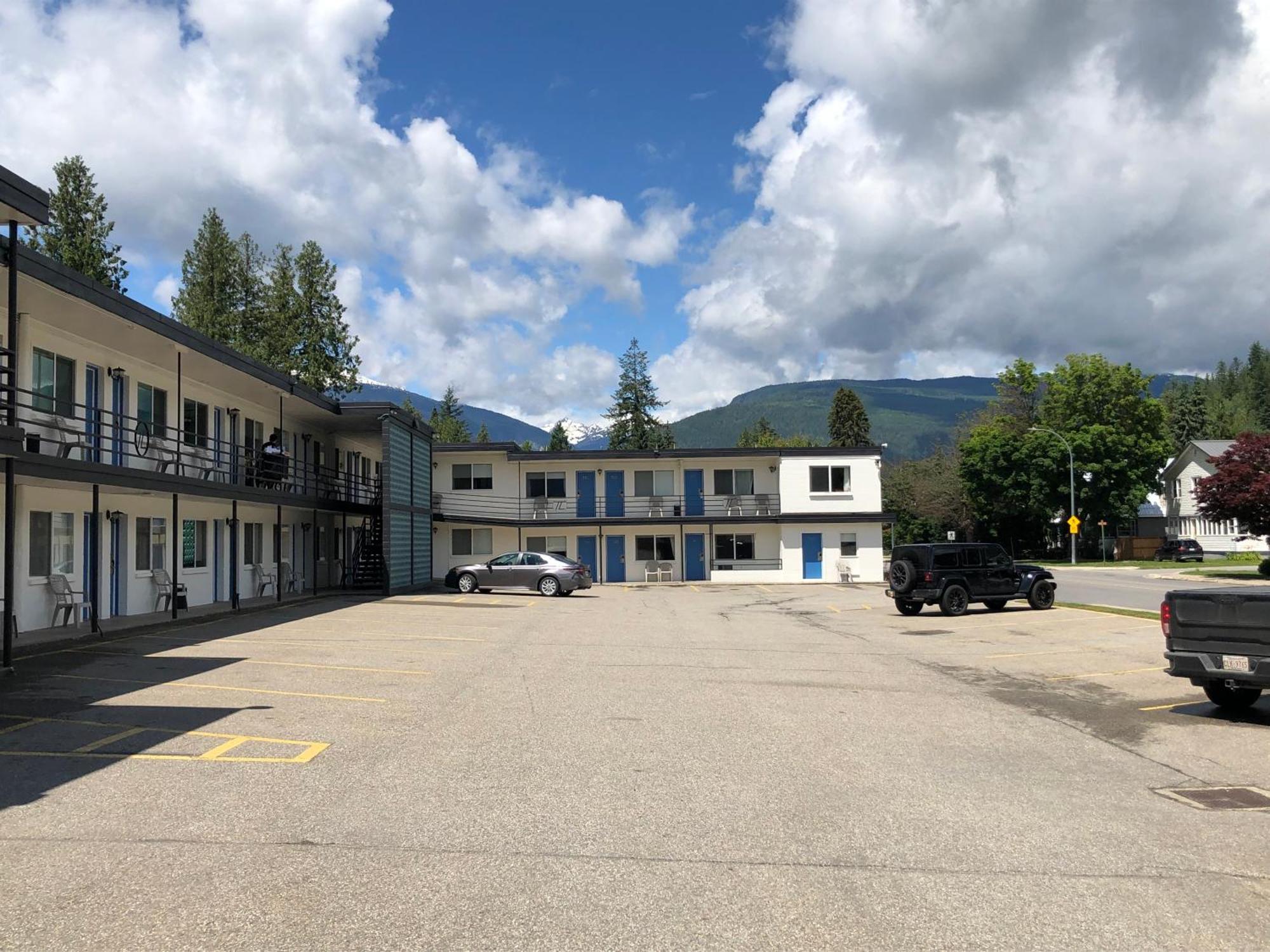 Motel Revelstoke Lodge 2*
