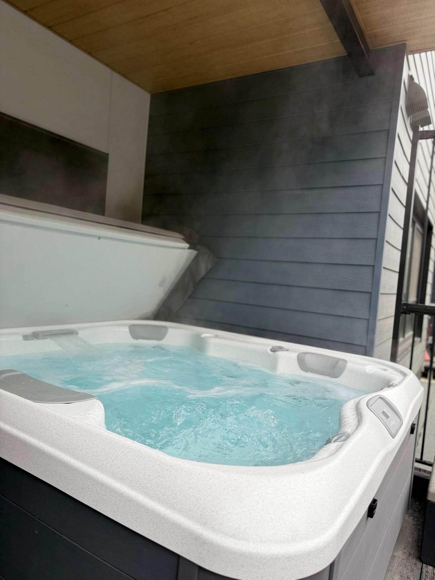 Holiday home Snow & Swing Getaway - Three Bedrooms With Hot Tub Revelstoke